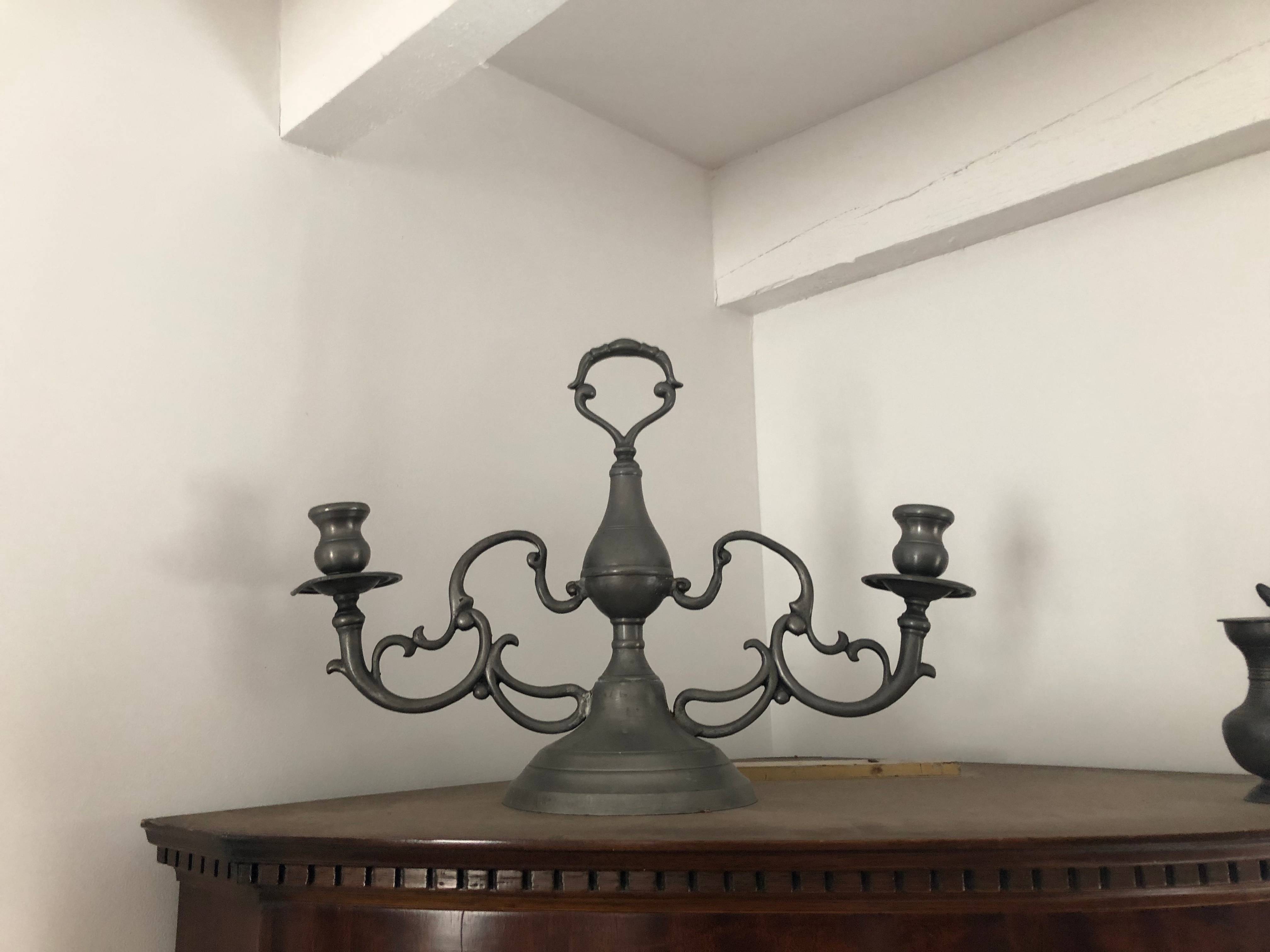 Beau chandelier en étain
