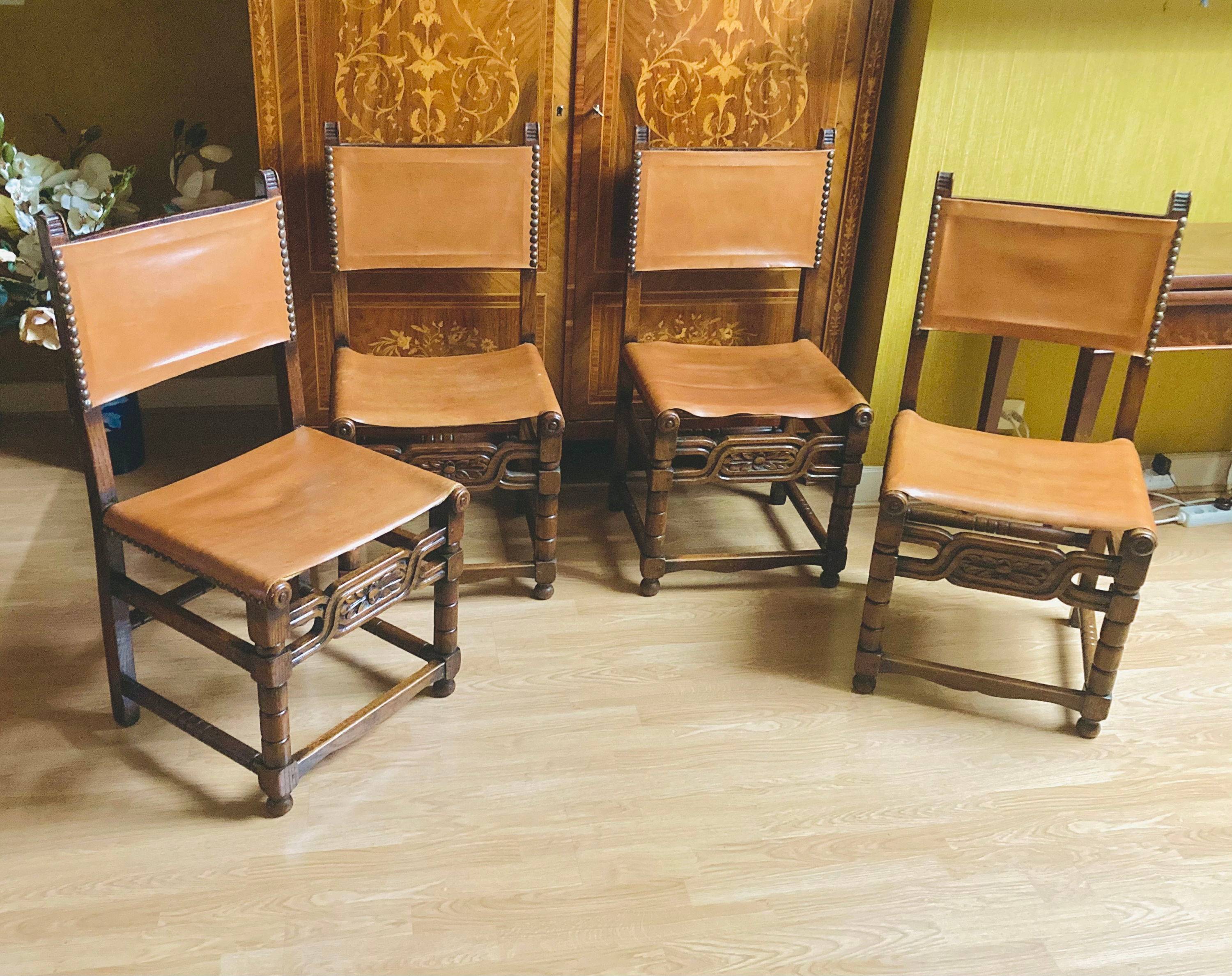 Vends 4 chaises anciennes en chêne et cuir