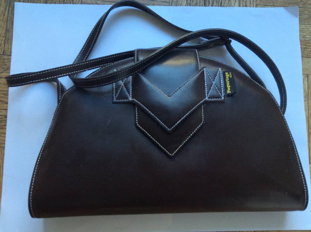 Sac à main paquetage en cuir marron forme demi-lune
