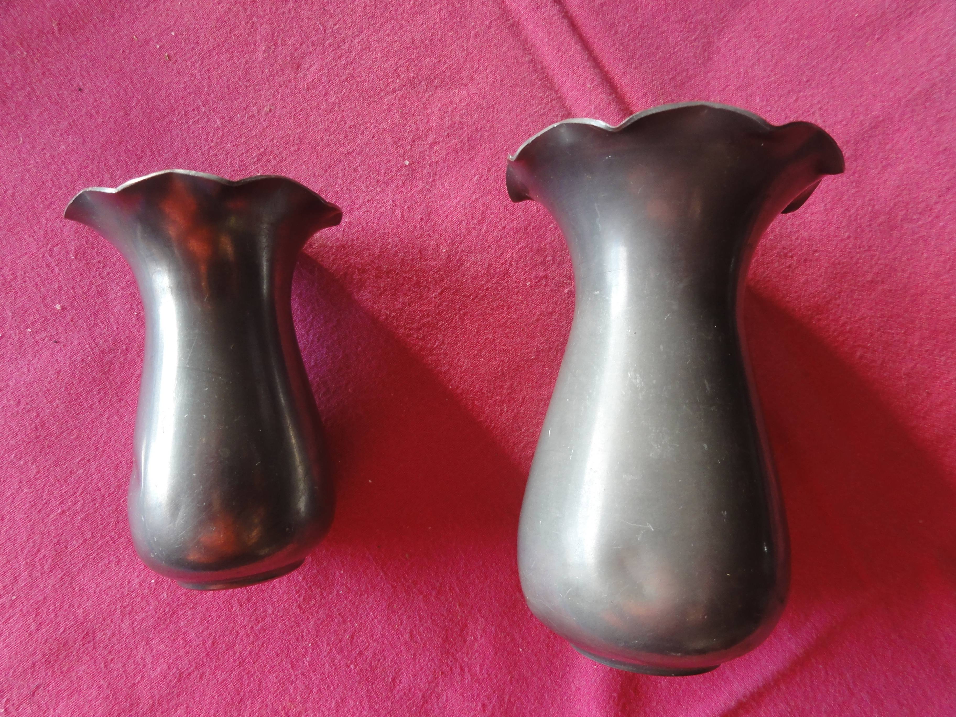 Deux petits vases en étain col corolle