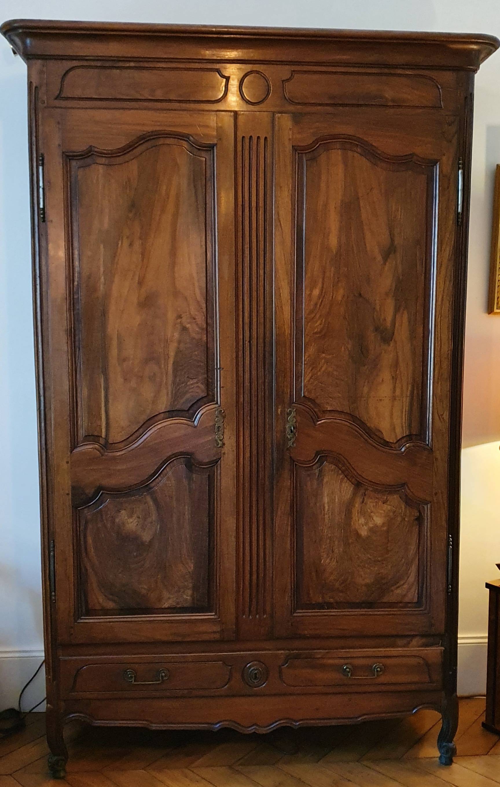 Vends élégante armoire Louis XV en noyer et d’époque fin XVIIIème, livraison offerte, très bon état