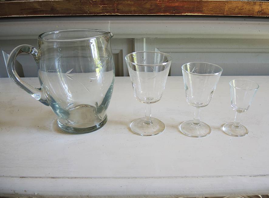Ancien Service 33 Verres à Pied & Carafe