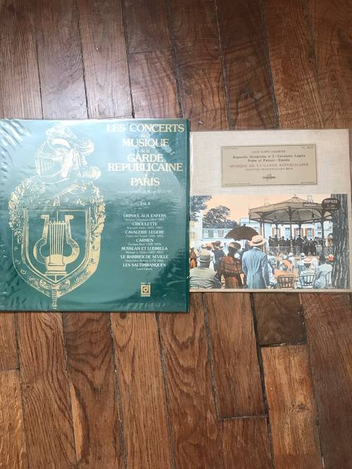 Vends 2 disques vinyle 33 t’de la musique de la Garde Républicaine