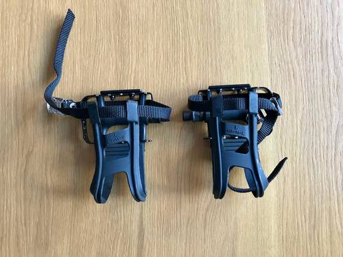 Donne une paire de pédales de vélo avec cales-pieds