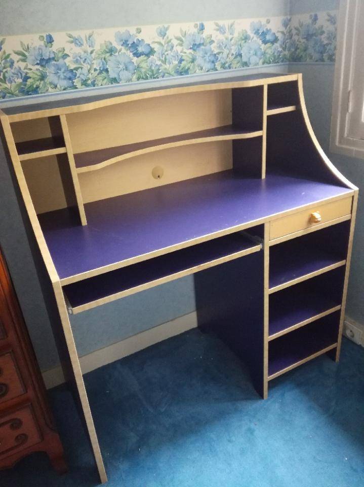 Bureau d’enfant bleu