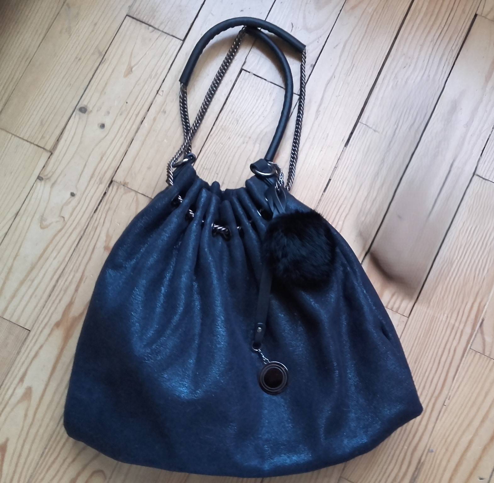 Vends sac à main type grande bourse en simili cuir noir irisé à poignées