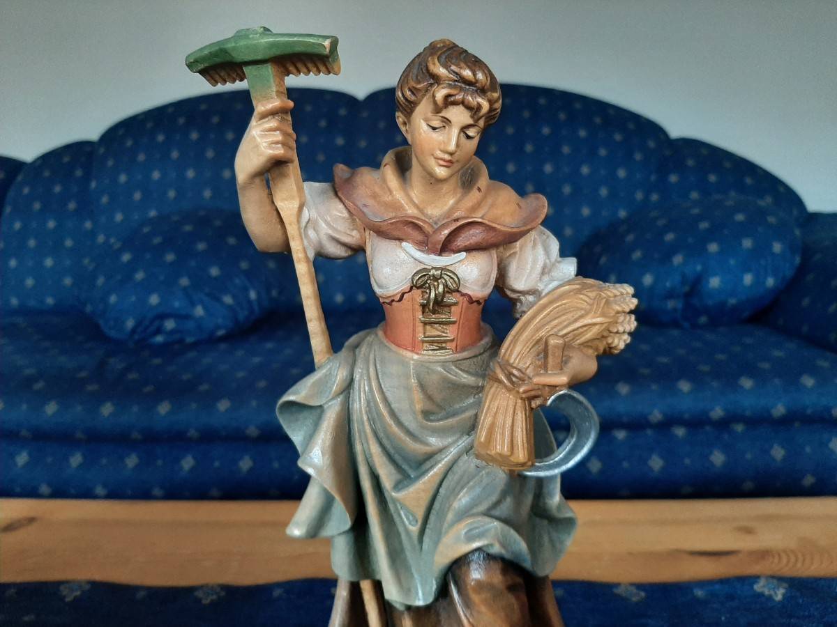 Très jolie sculpture sur bois peinte (paysanne)
