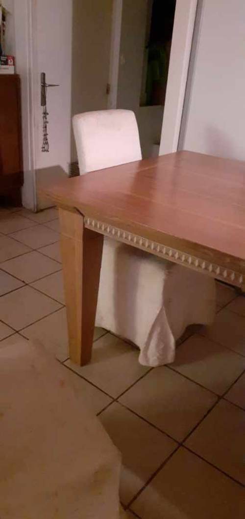 Vends belle table de salle à manger et 6 chaises houssées