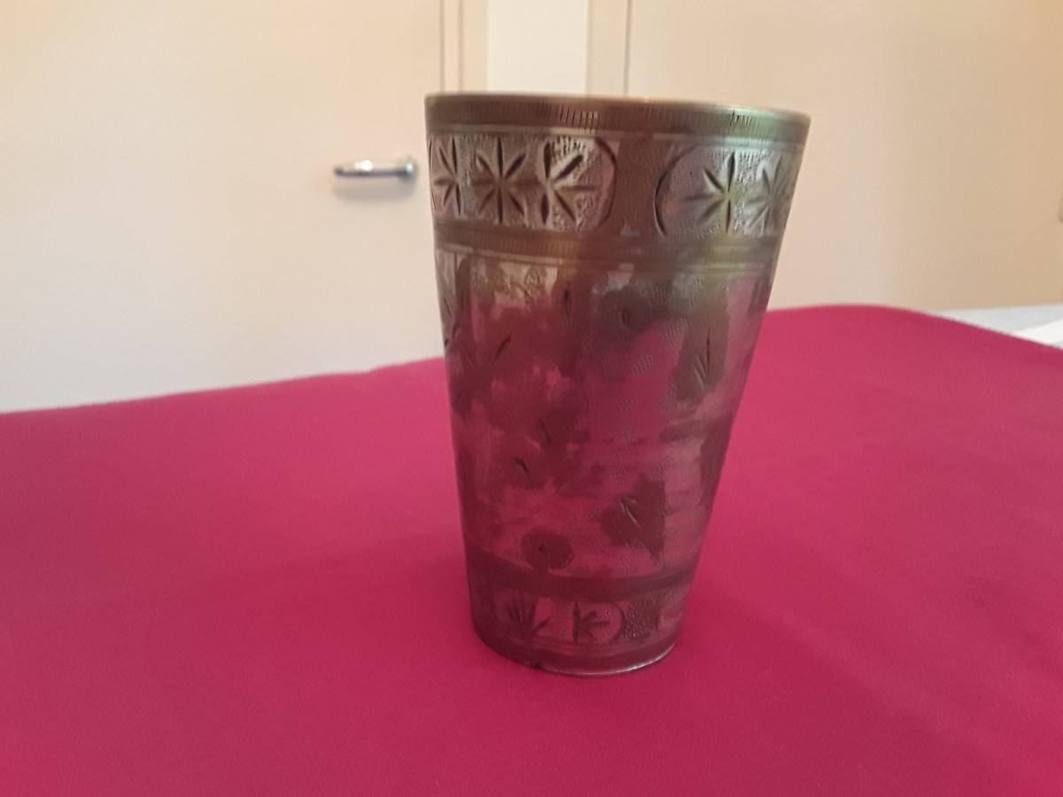 Vends verre à lassi en laiton ouvragé bon état