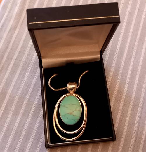 Pendentif en argent avec généreuse turquoise et chaîne