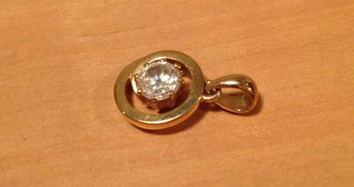 Pendentif fantaisie avec pierre transparente