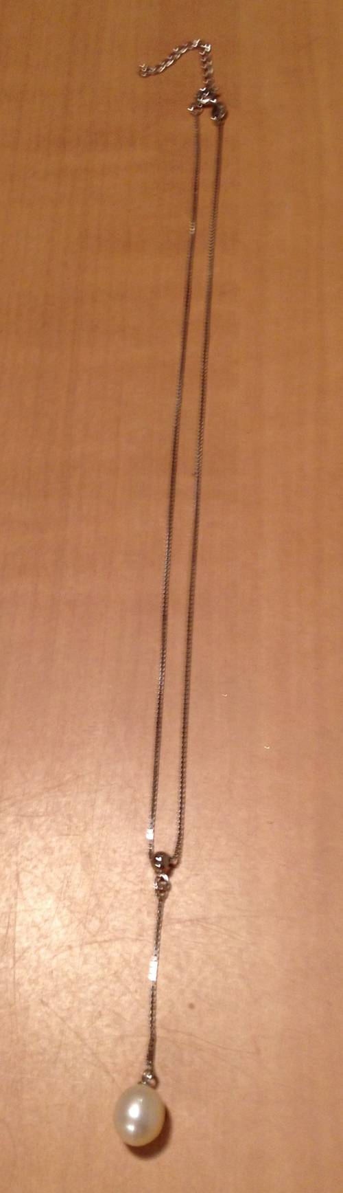 Collier argenté avec perle en pendentif