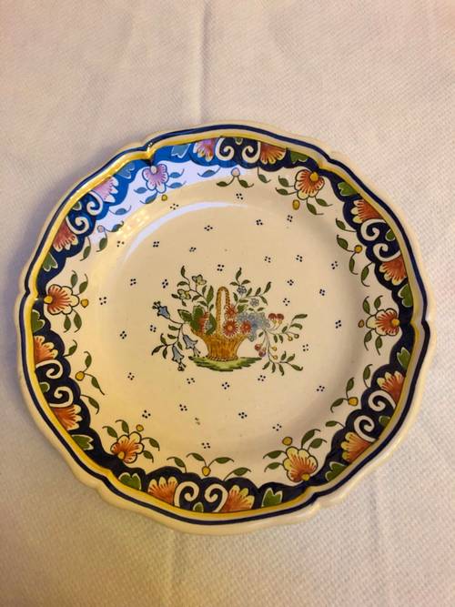 Assiette ancienne en faïence motif « panier » Rouen