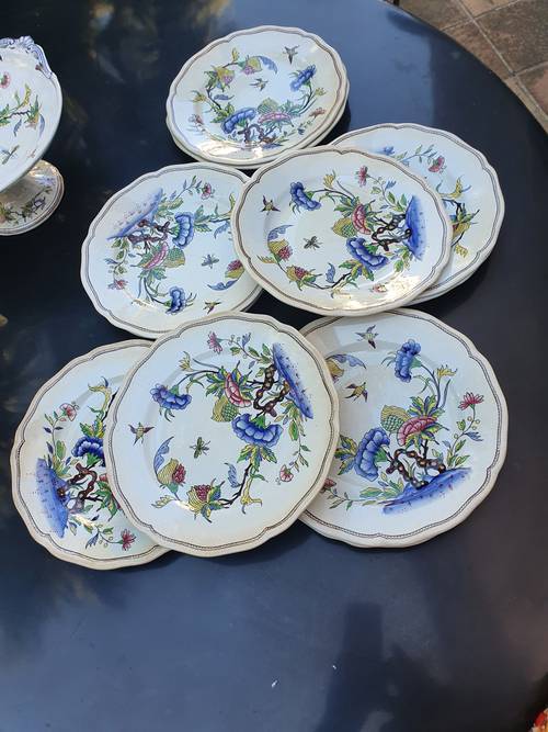 Onze assiettes plates à décor de fleurs et d’oiseaux Sarreguemines