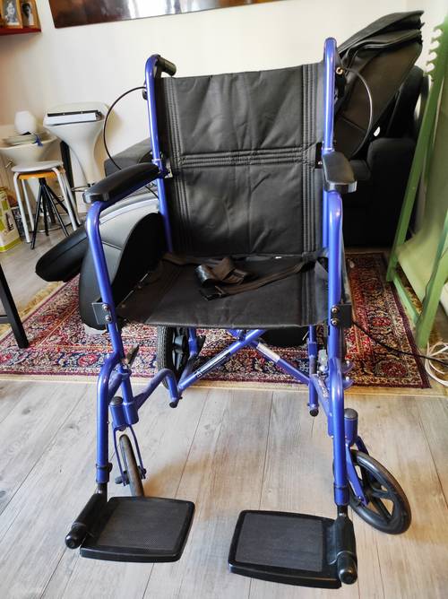 Chaise roulante quasi neuve