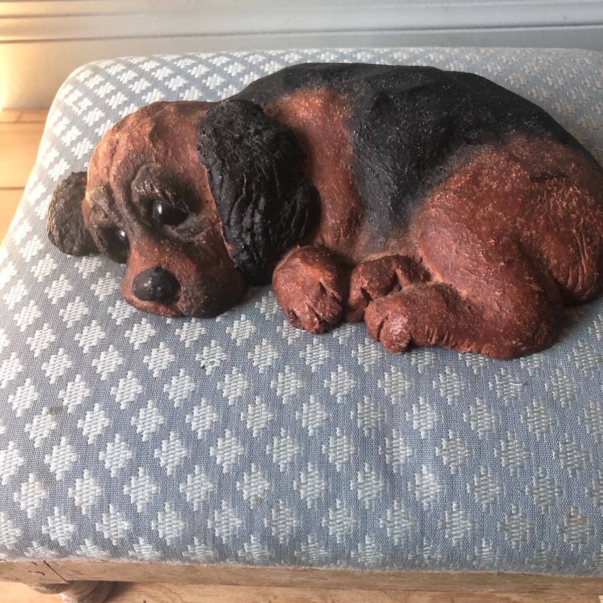 Chiot au repos en résine