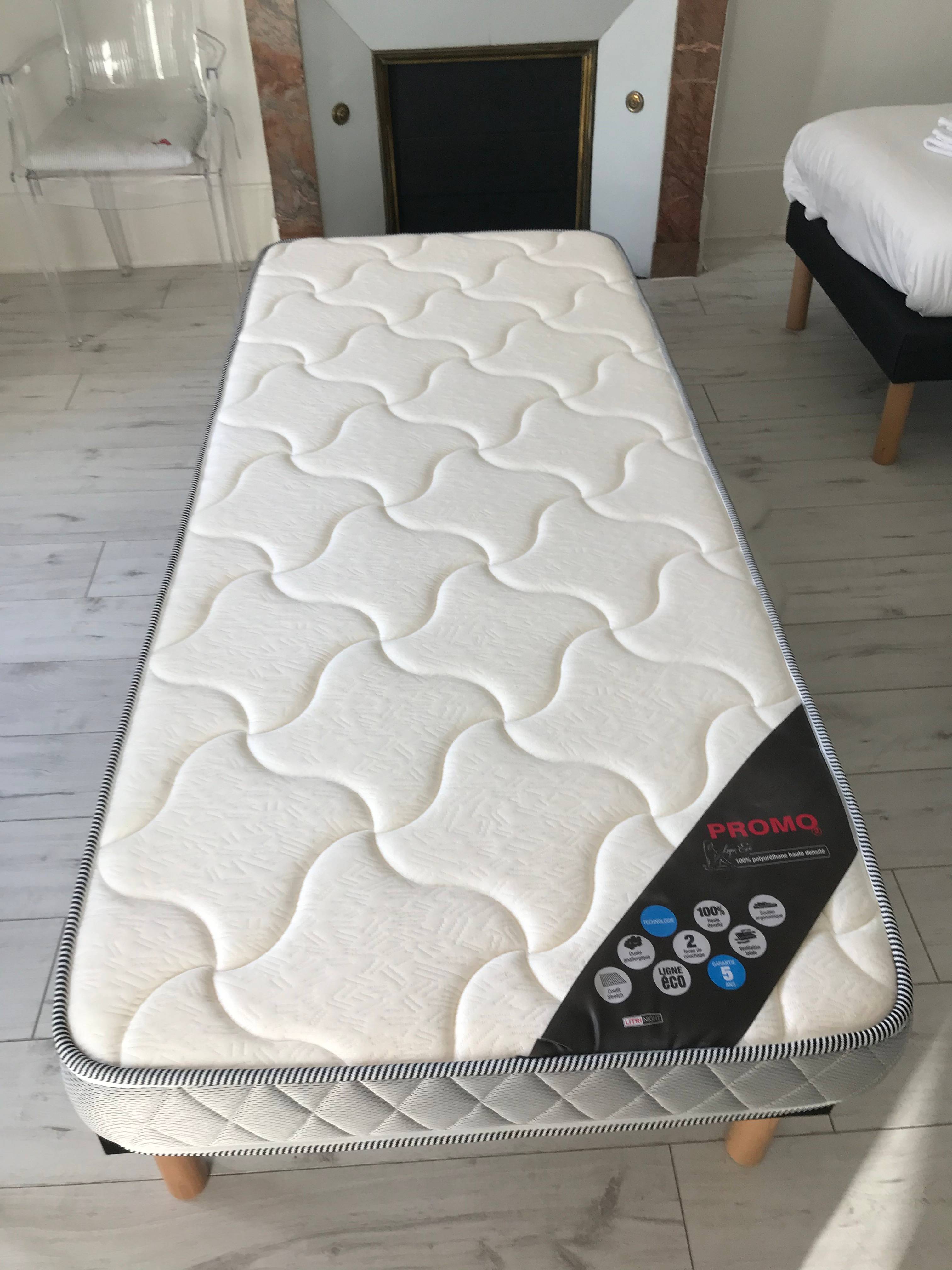 Lit Roulant Avec Matelas à Mémoire De Forme 90x190 Cm – Bois Laqué Marron