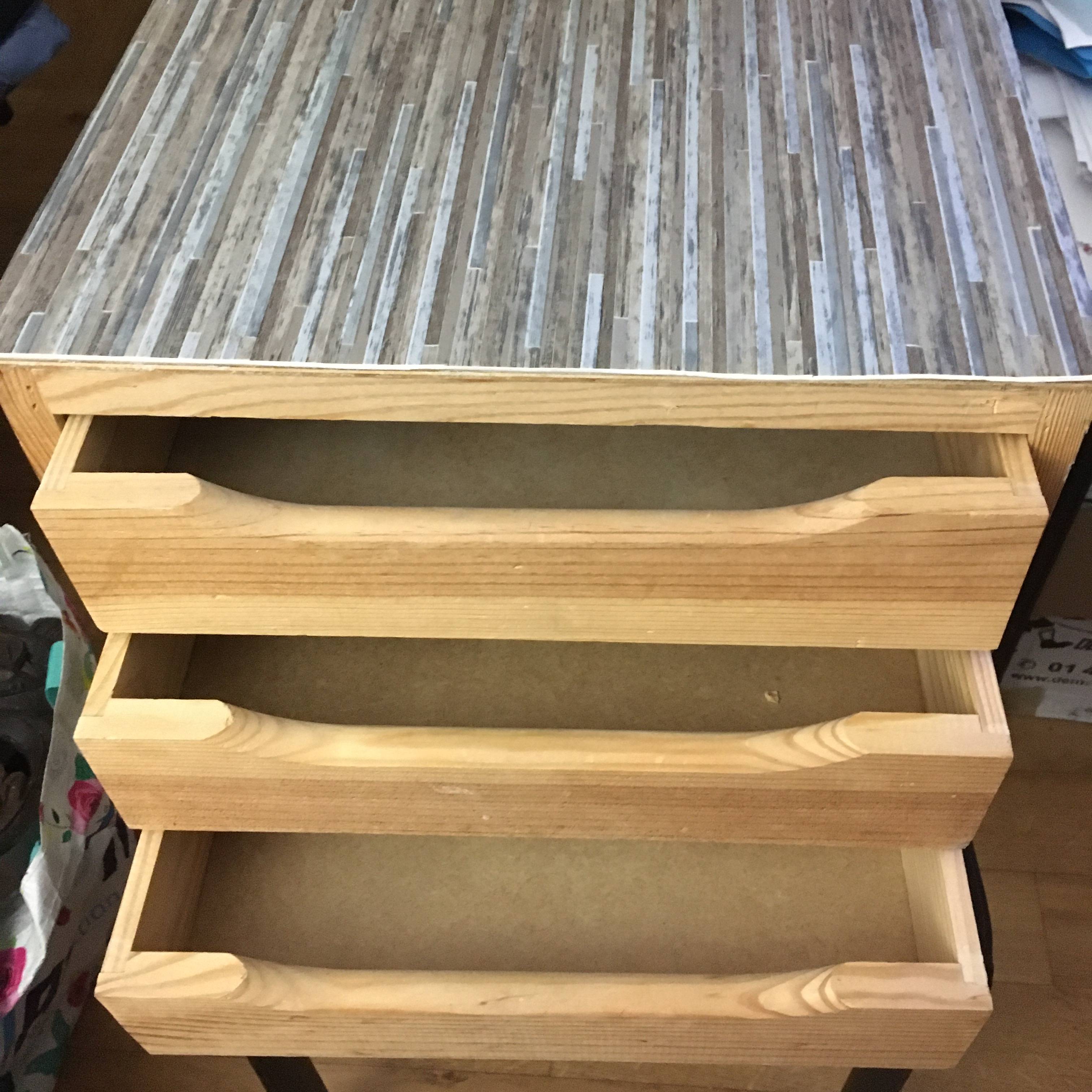 Bloc 3 tiroirs en bois (pin naturel), dessus revêtement gris, beige
