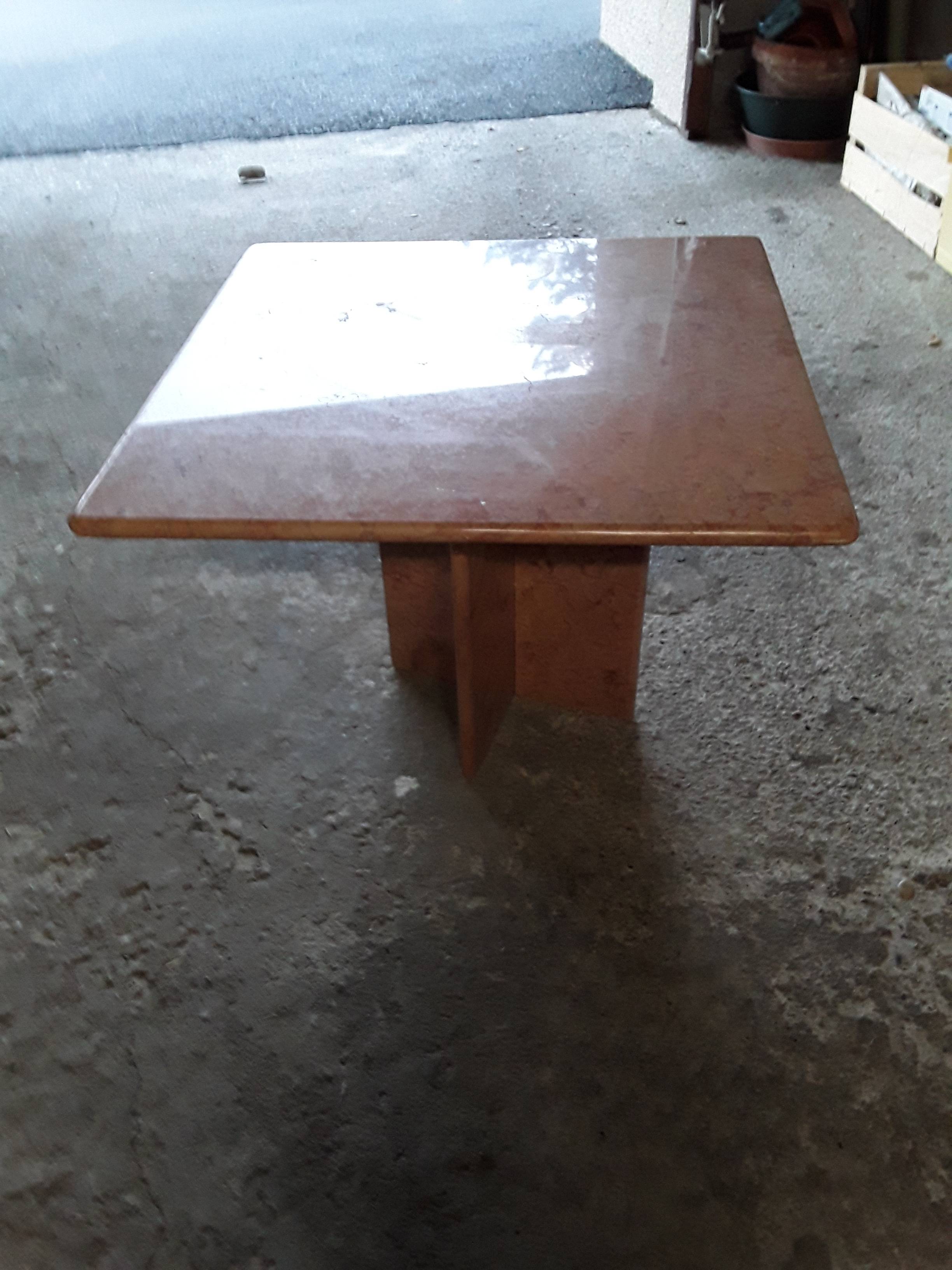 Table en marbre rose