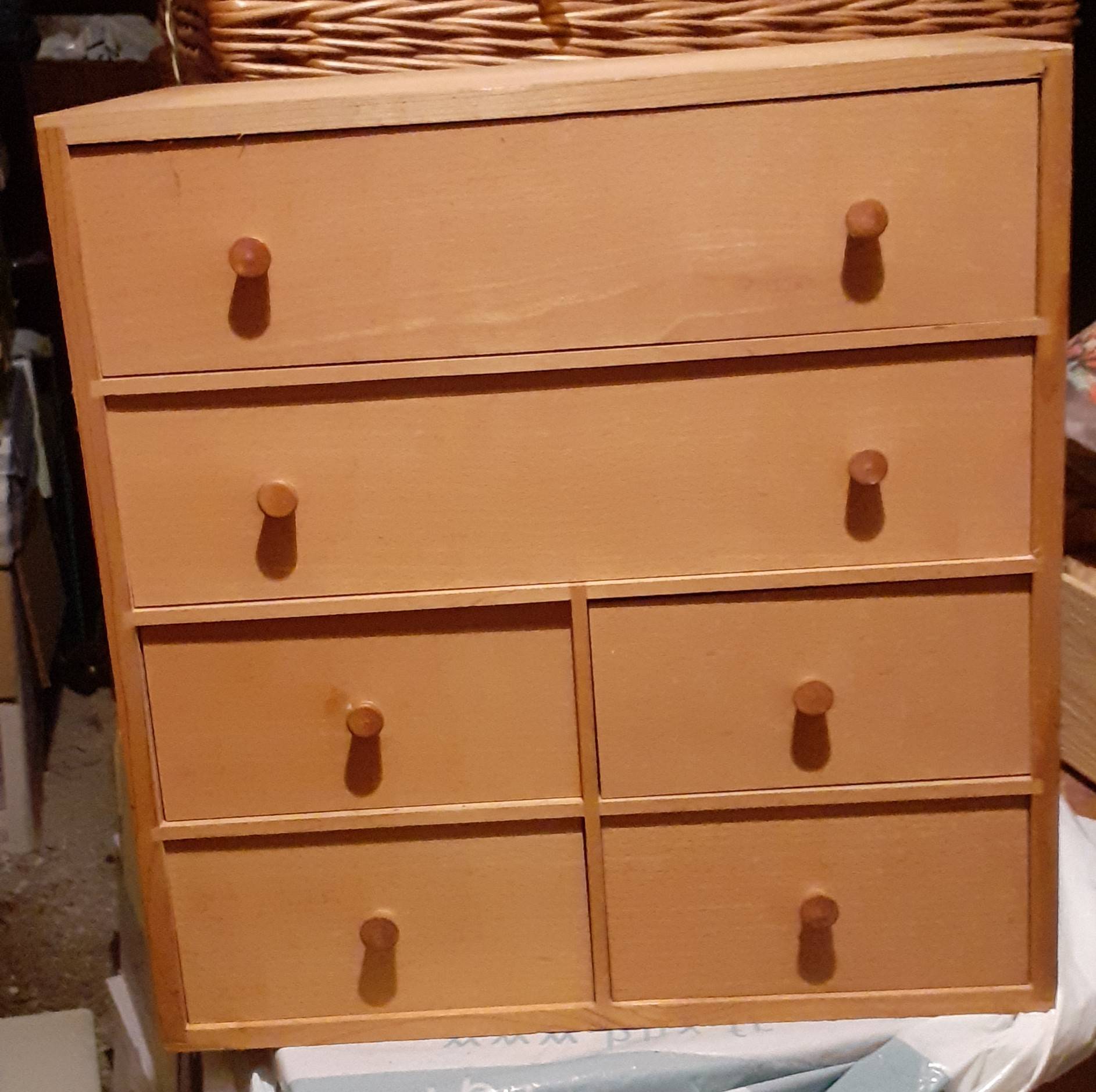 Petit meuble de rangement à tiroirs