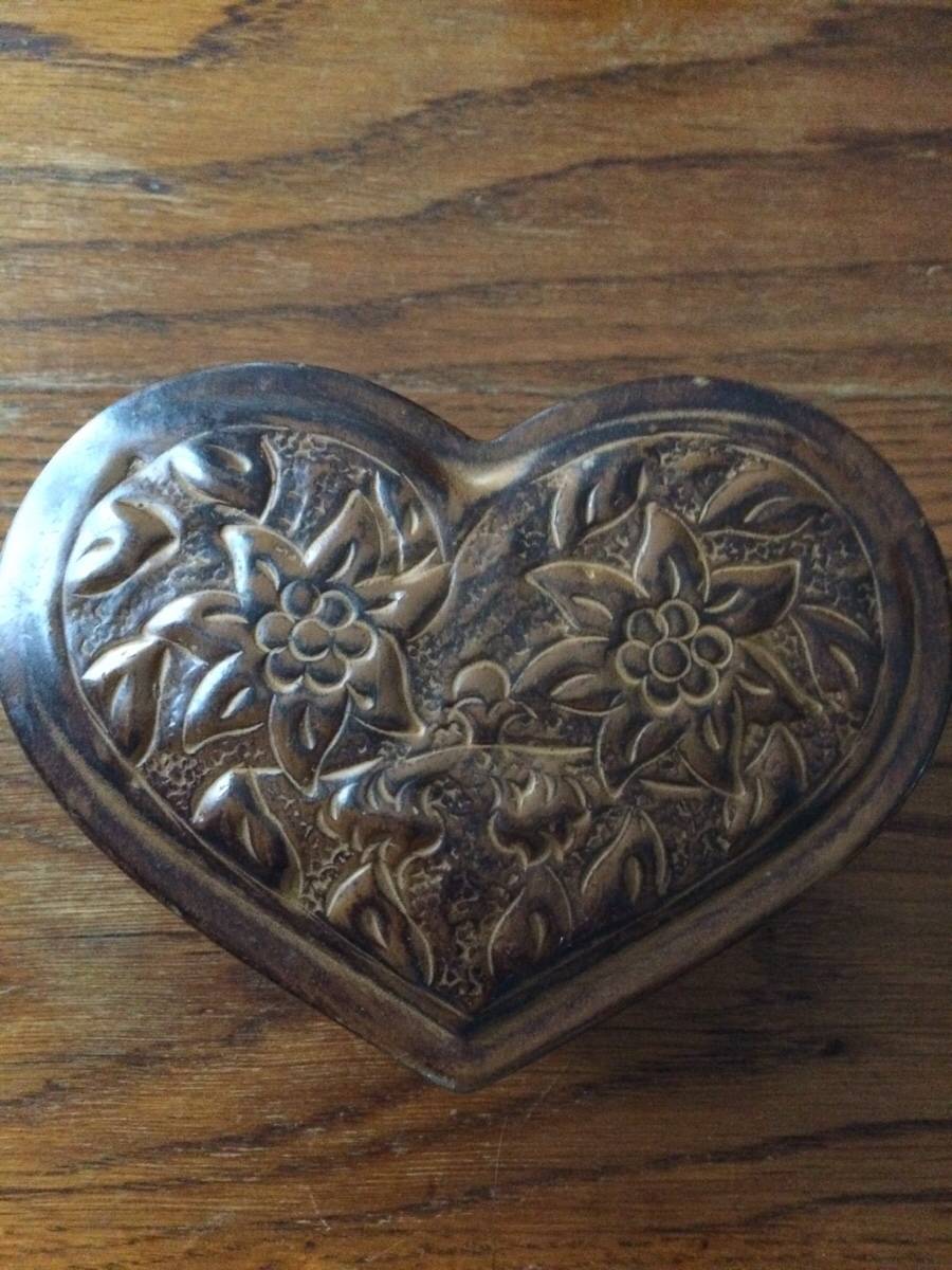 Jolie boîte en fer marron en forme de coeur