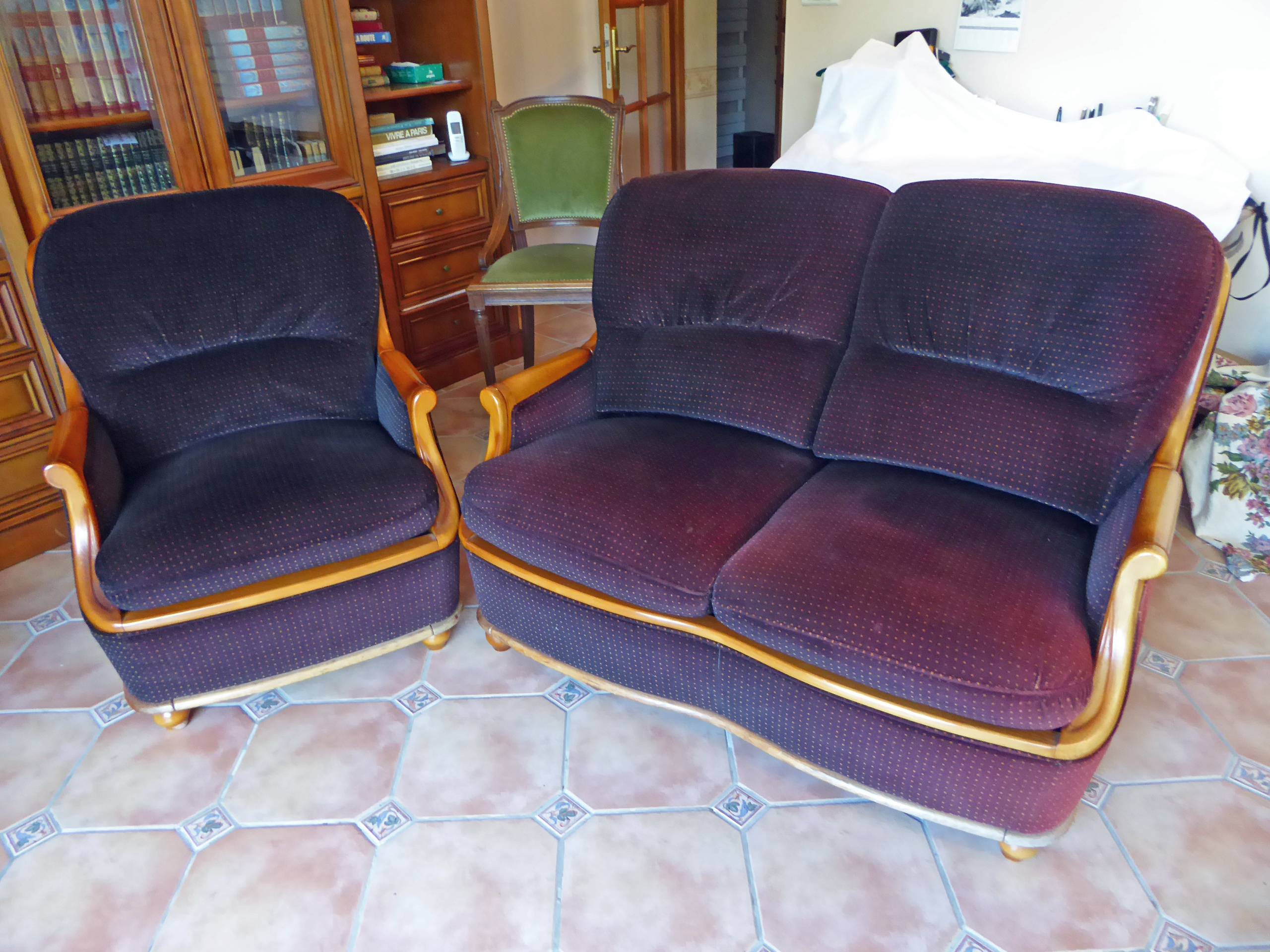Ensemble Canapés-Fauteuil : 3 places + 2 + 1. Chassis merisier et velours - Non Fumeur - Coussins amovibles