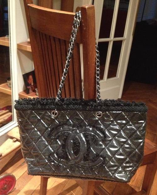Sac cabas "Grand shopping" Chanel en laine bouclée noire plastifiée Circa 2009