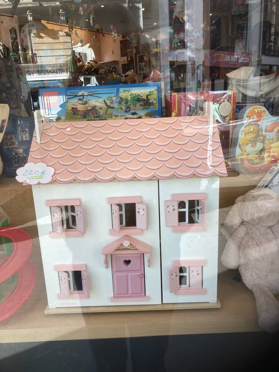 Vends maison de poupée d’occasion quelques marques d’usure - idéal cadeau