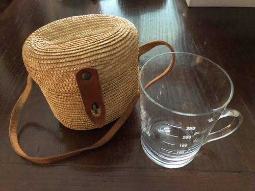 Verre /gobelet de curiste ancien dans son étui de paille tressée