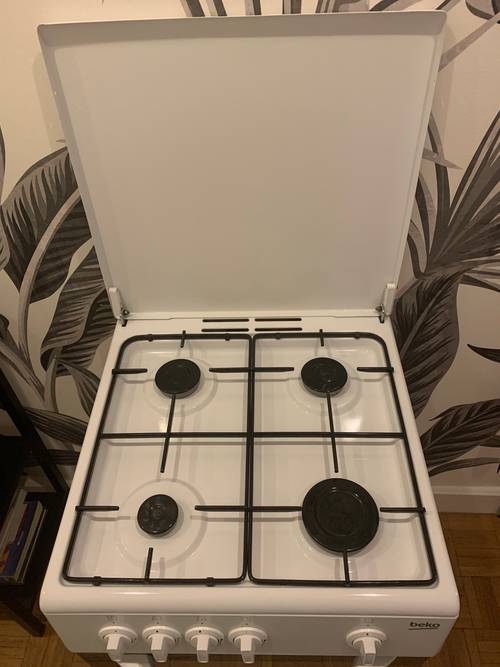 Vends gaziniere en excellent état, 4 feux au gaz + four au gaz