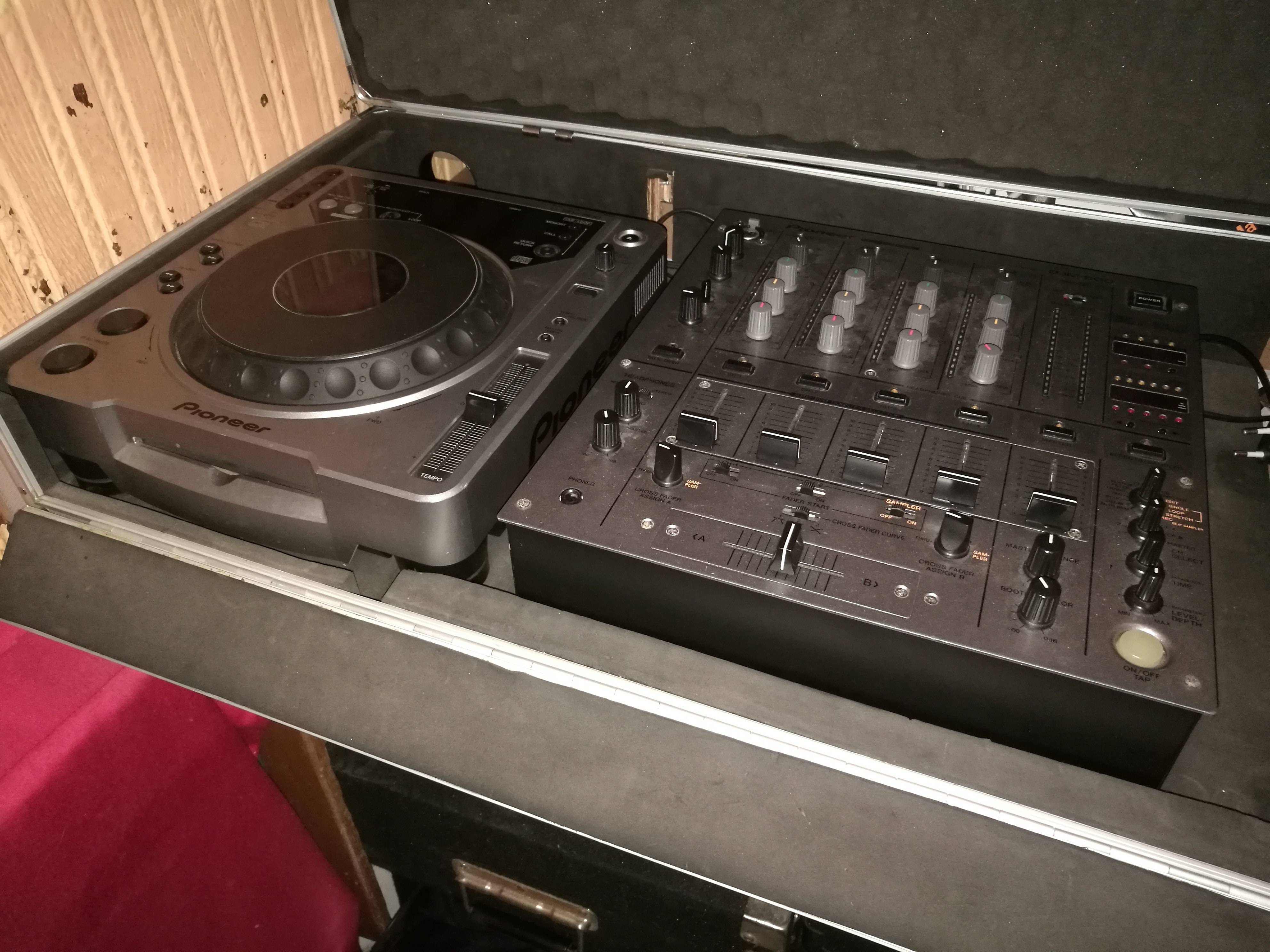 Deux platines CDJ 800 Pioneer