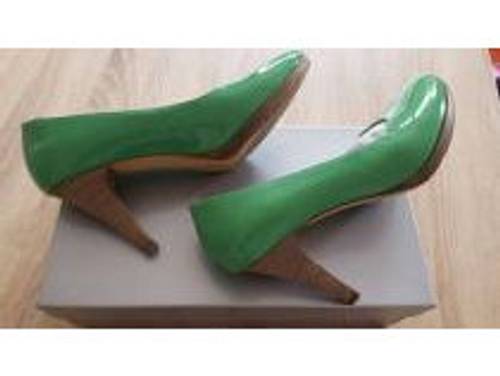 Escarpins italiens en cuir vernis de couleur verte pointuree 38