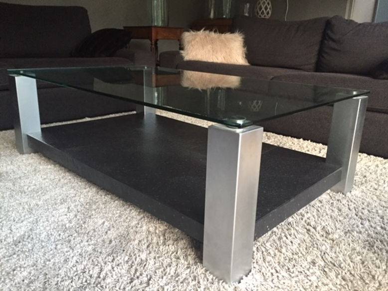 Table basse avec plateau de verre