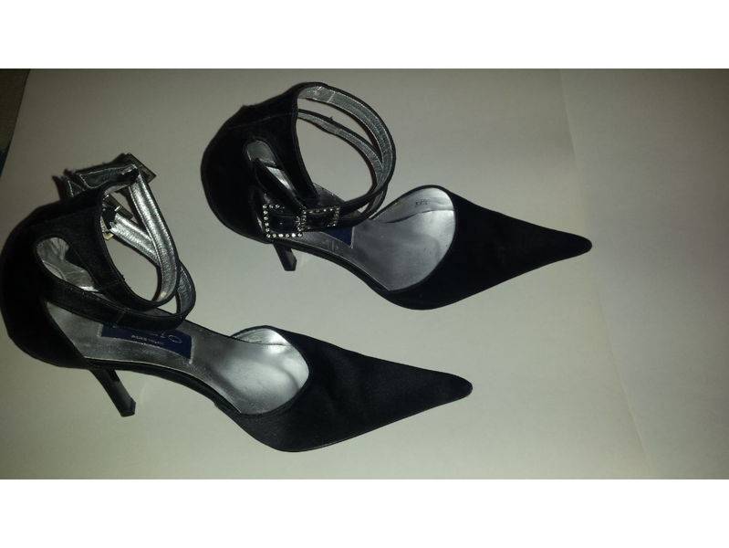 Une paire de chaussures italiennes en satin noir, taille 40