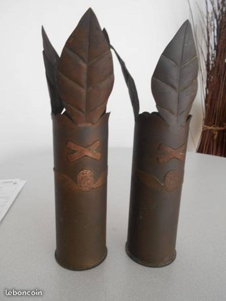 Vases en laiton militaire