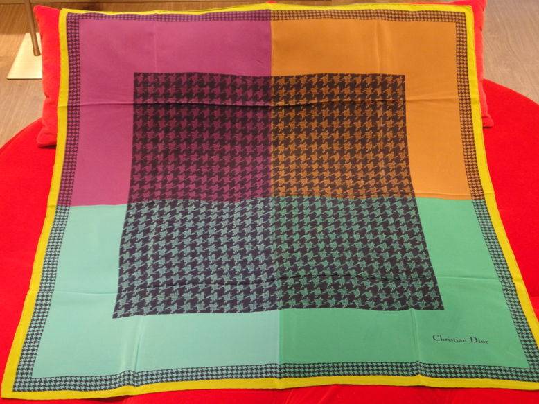 Foulard carré en soie Christian Dior imprimé pieds de coq