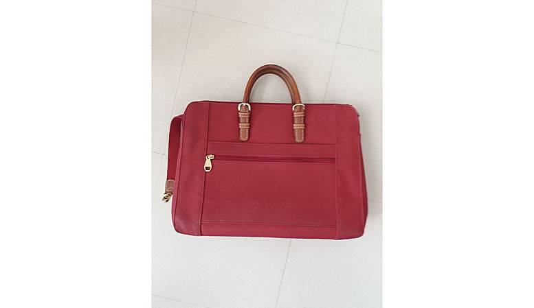 Serviette rouge, dimensions : 37cm x 27cm, 3 poches