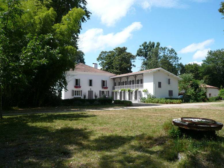 Loue maison de famille, 11 chambres, 24 couchages entourée d’un exceptionel jardin, St Martin d’Oney