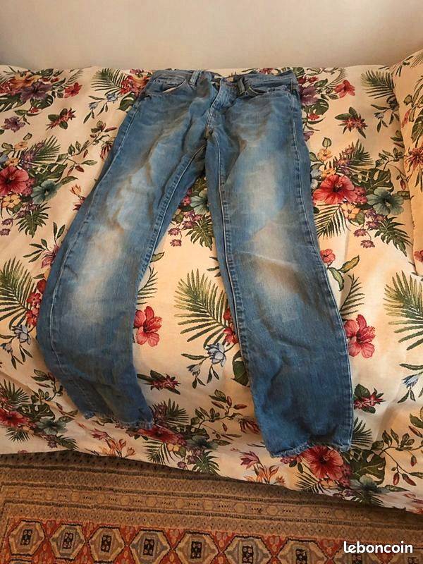 Jean adolescent de couleur bleue