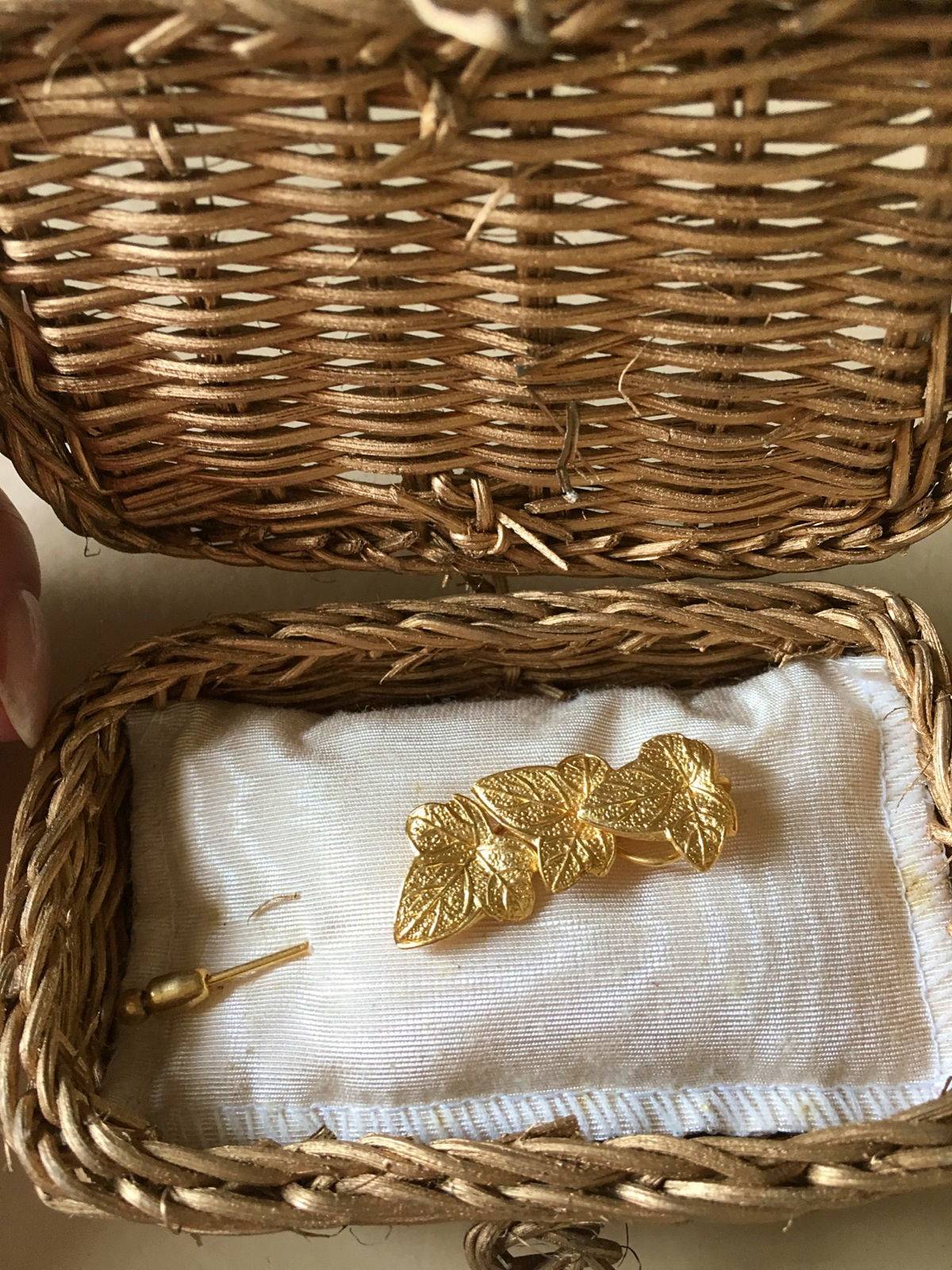 Vends adorable broche lierre, dorée a l’or fin dans sa présentation d’origine