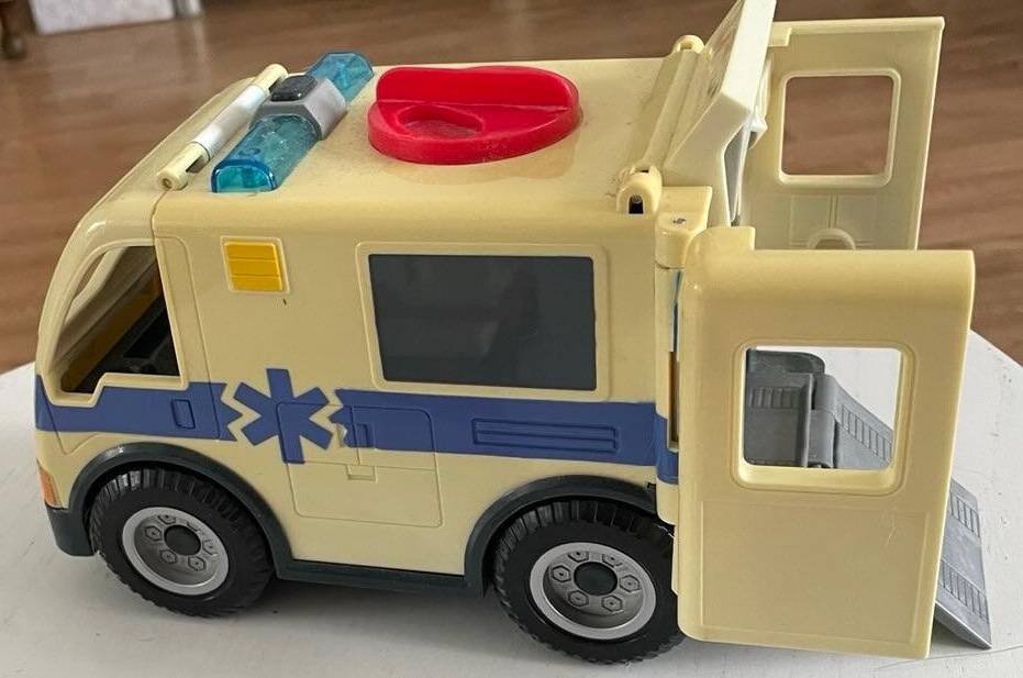 Ambulance vintage Fisher Price avec brancard