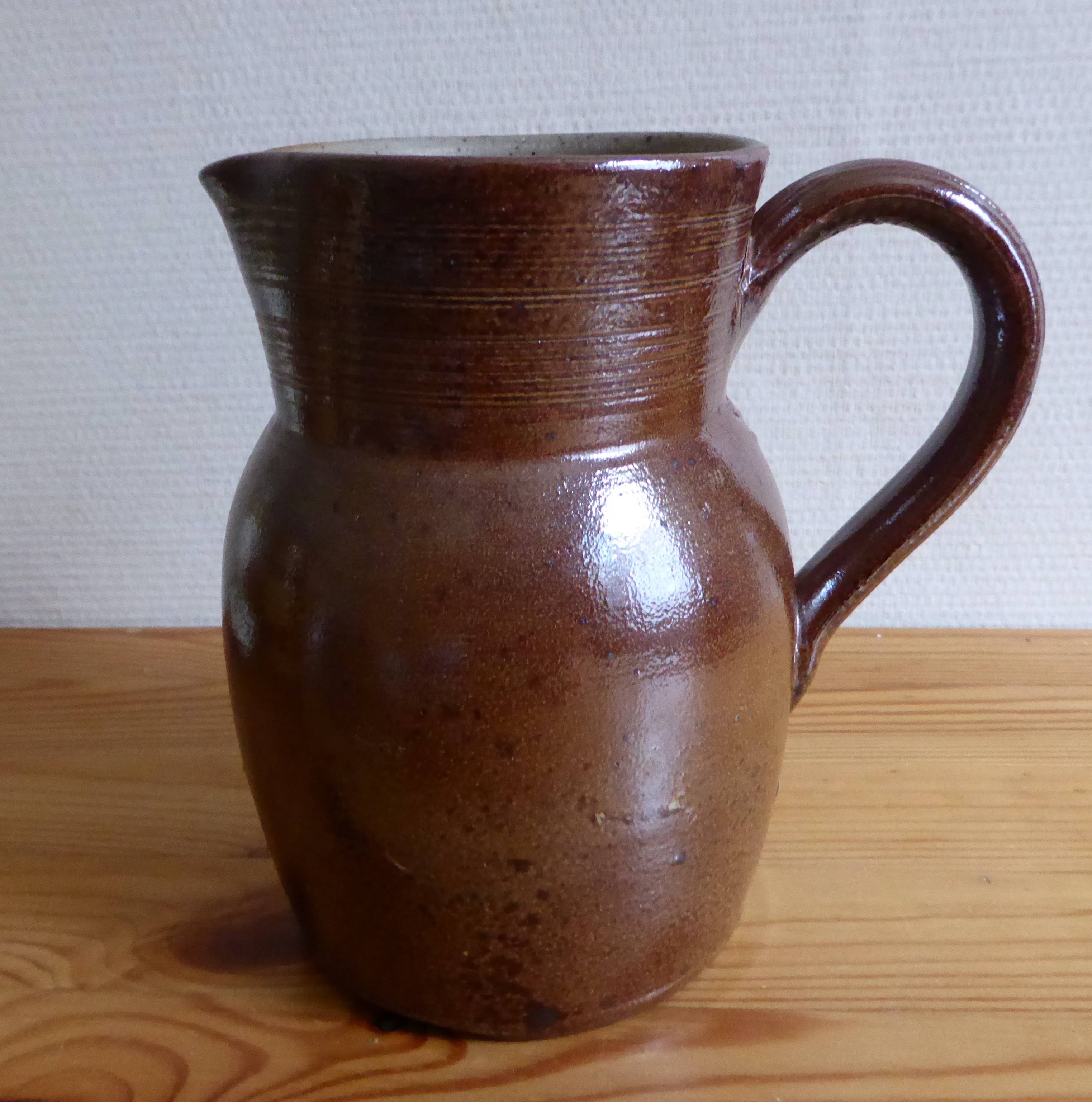 Vends ancien joli pichet à bec en grès