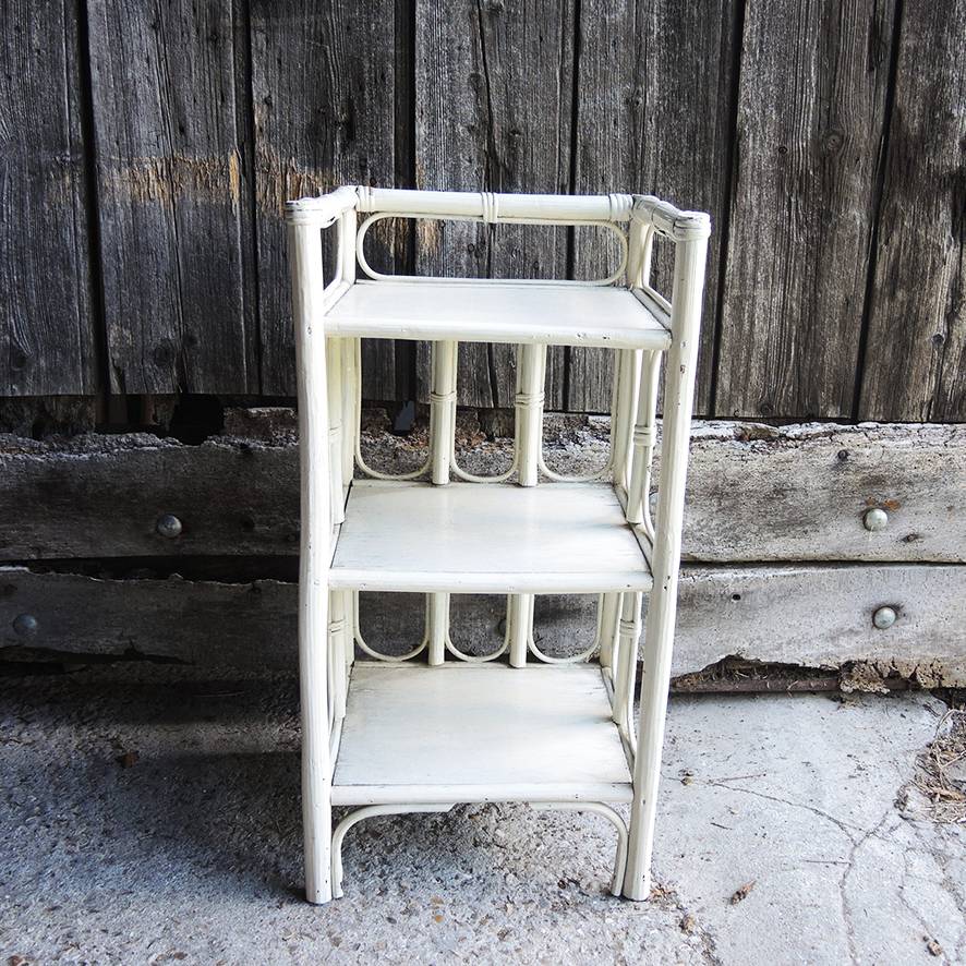 Ancien Chevet Etagère en Rotin Blanc