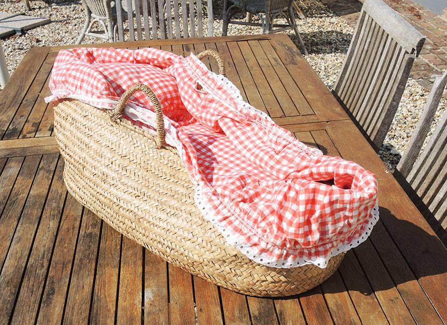 Ancien Couffin en Osier Tressé & Linge Vichy