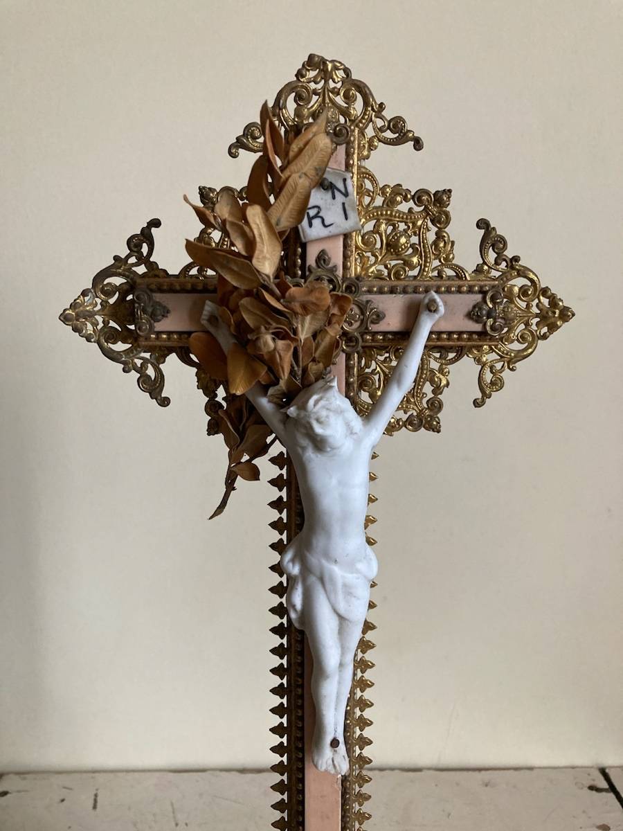Ancien crucifix en bois et biscuit de porcelaine