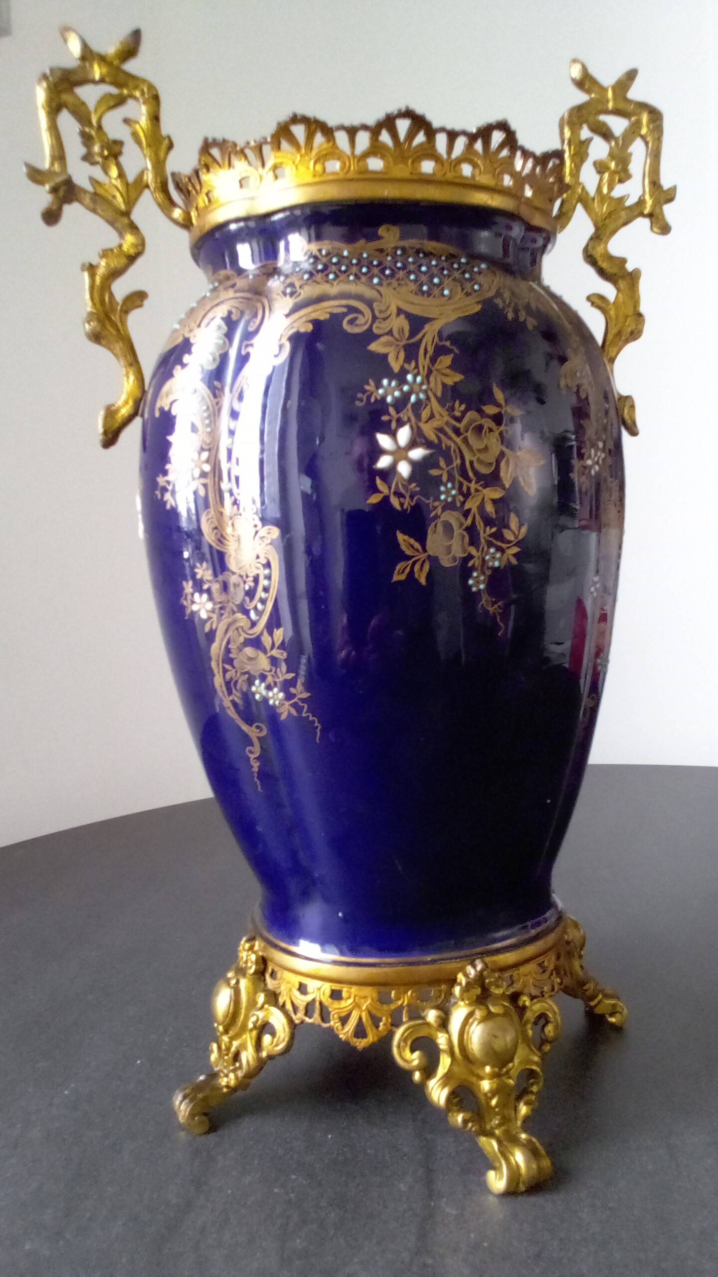 Vase de Gien ancien en faience fine de couleur bleue nuit