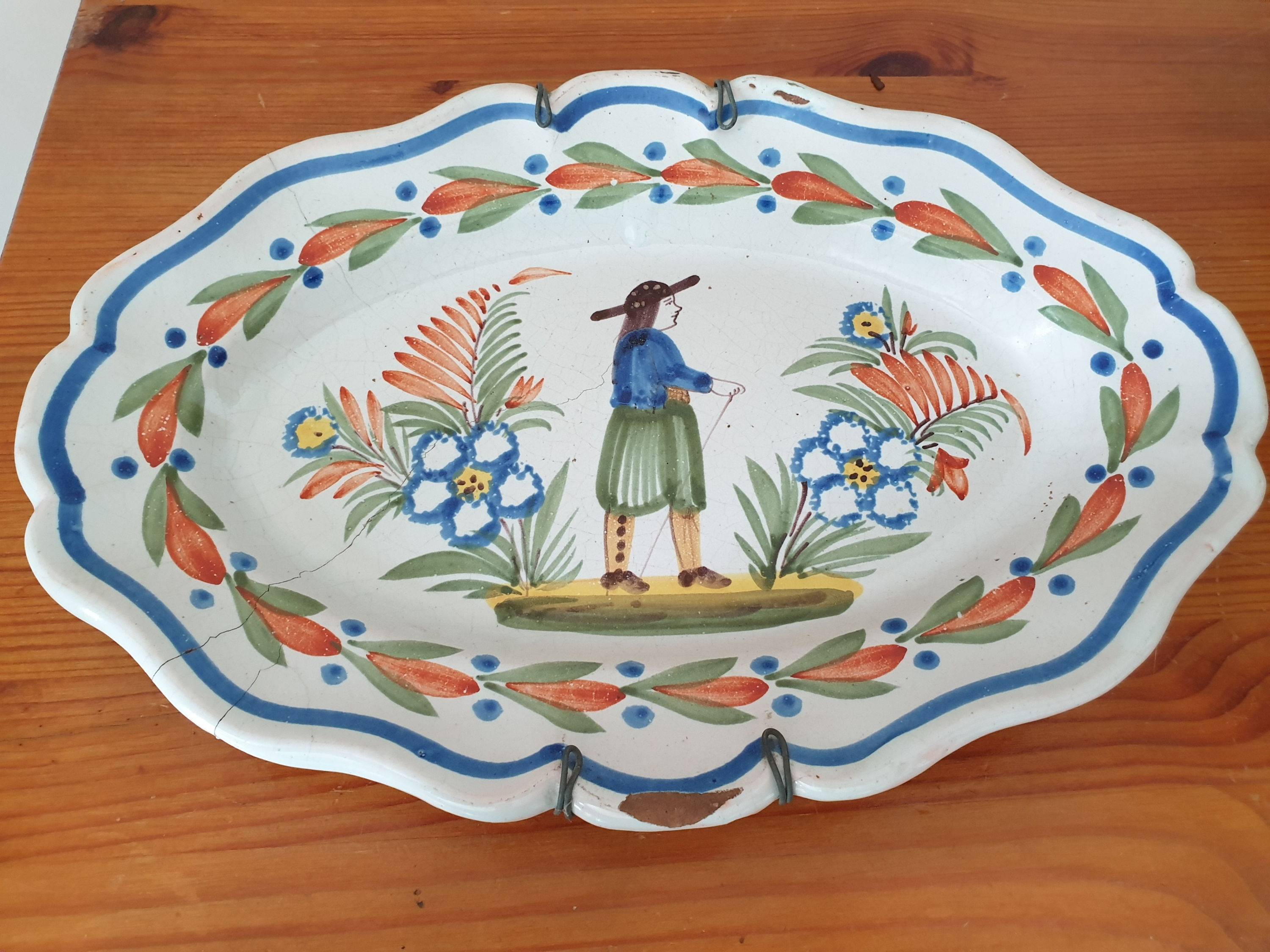 Plat ancien Henriot Quimper avec son accroche murale 22x33 cm
