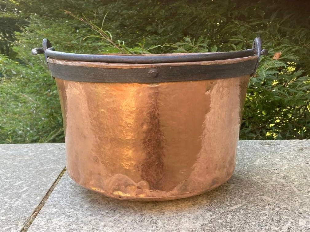 Vends ancien chaudron en cuivre et anse en fer forgé
