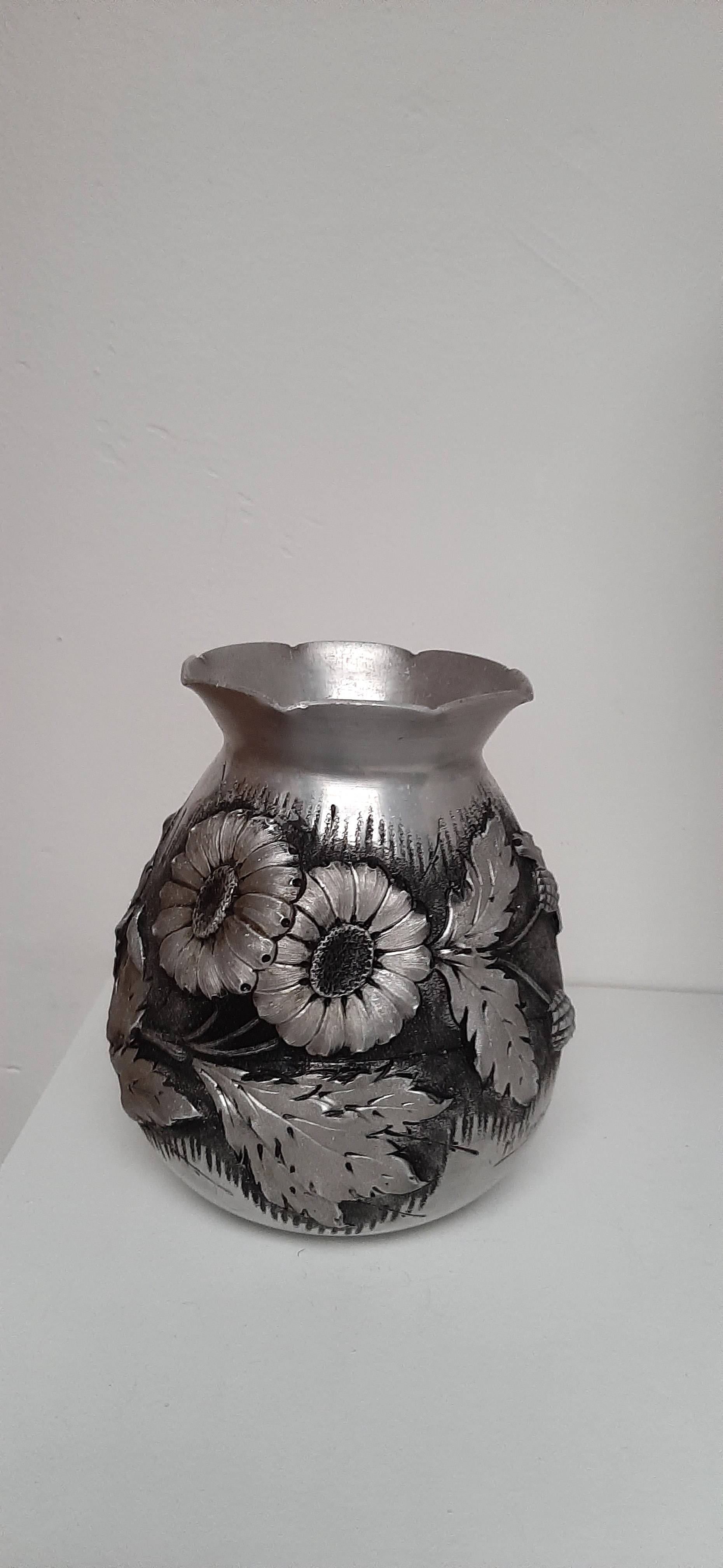 Vase ancien M. MONTAGNE. Aluminium. Epoque début XXème