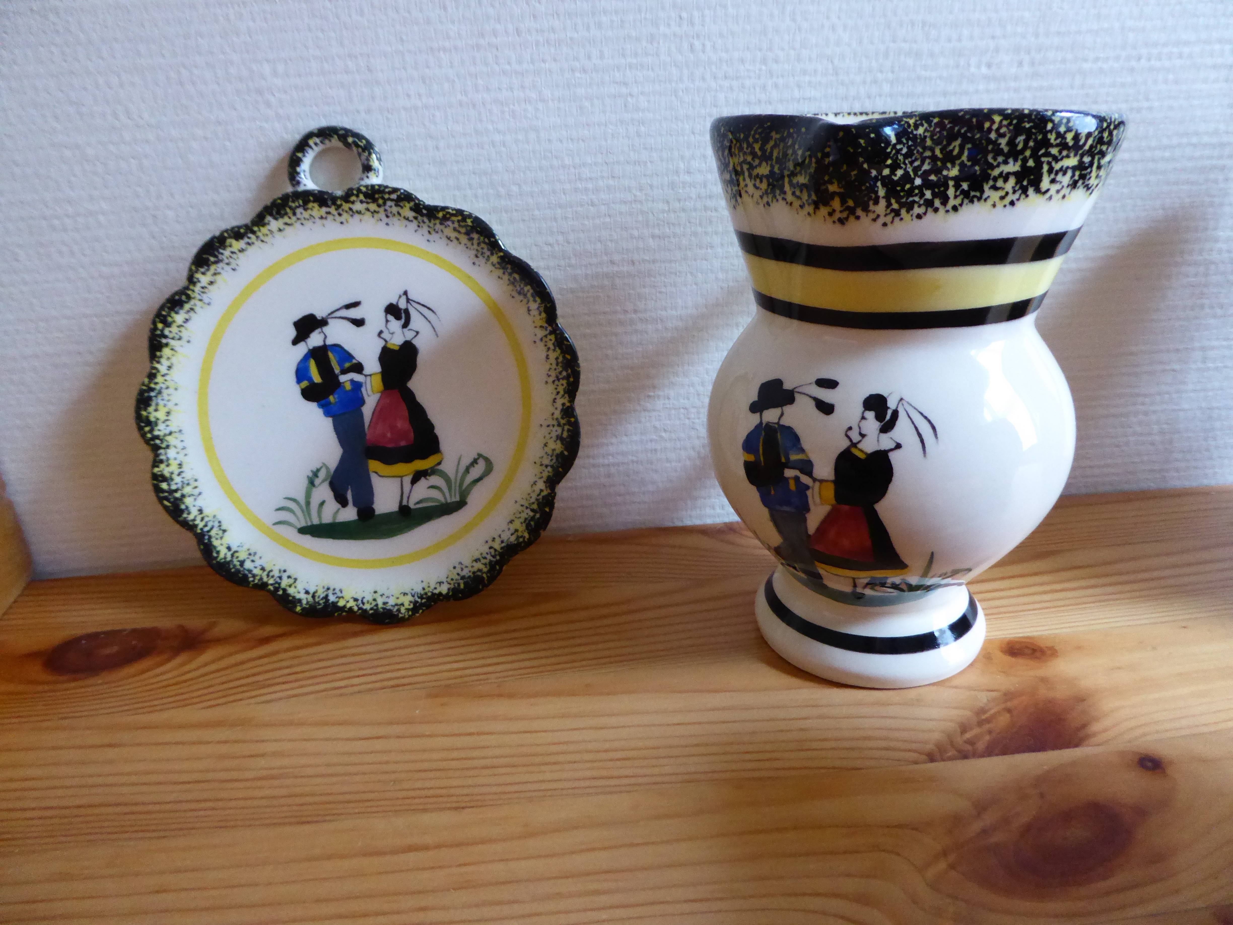 Ancien Pichet décoré main et coupelle assortie à anse Quimper Henriot
